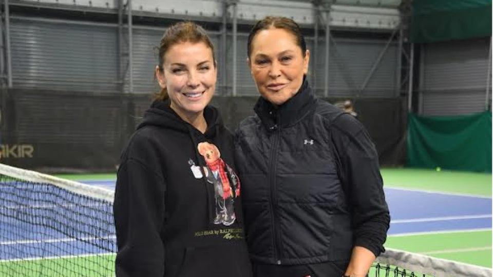 Hülya Avşar və Özge Özberk sərgi matçında bir araya gəldi