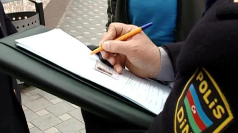 Yasamalda polisə hücum edərək ona xəsarət yetirən qadın cərimə edilib