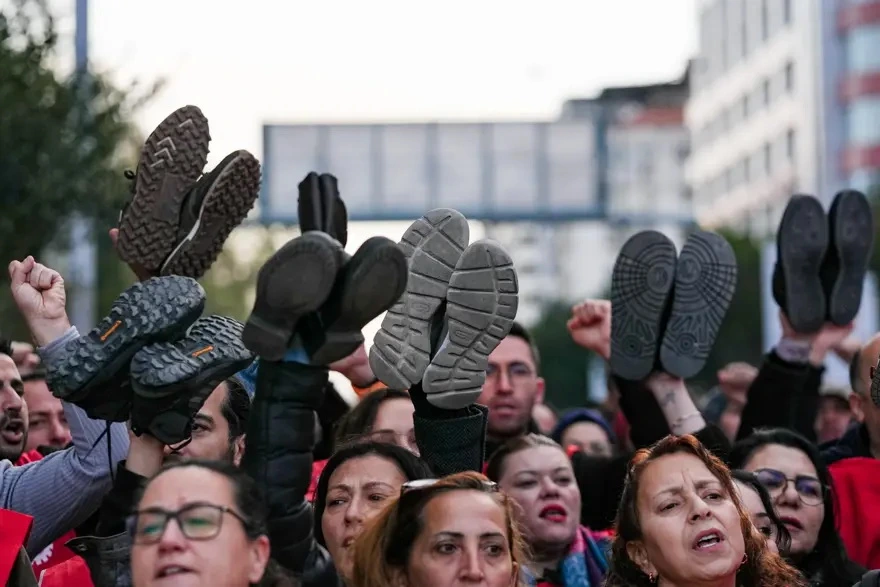 Bələdiyyə işçiləri ayaqqabısız etiraz aksiyası keçirirlər