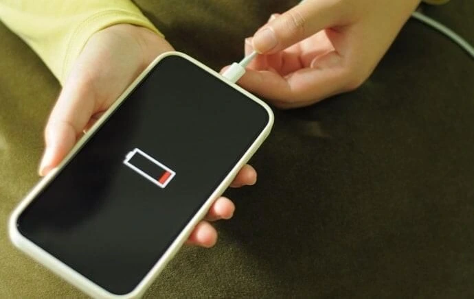 İKT mütəxəssisi: "Şarj"da telefonla oynamaq partlayışa səbəb ola bilər