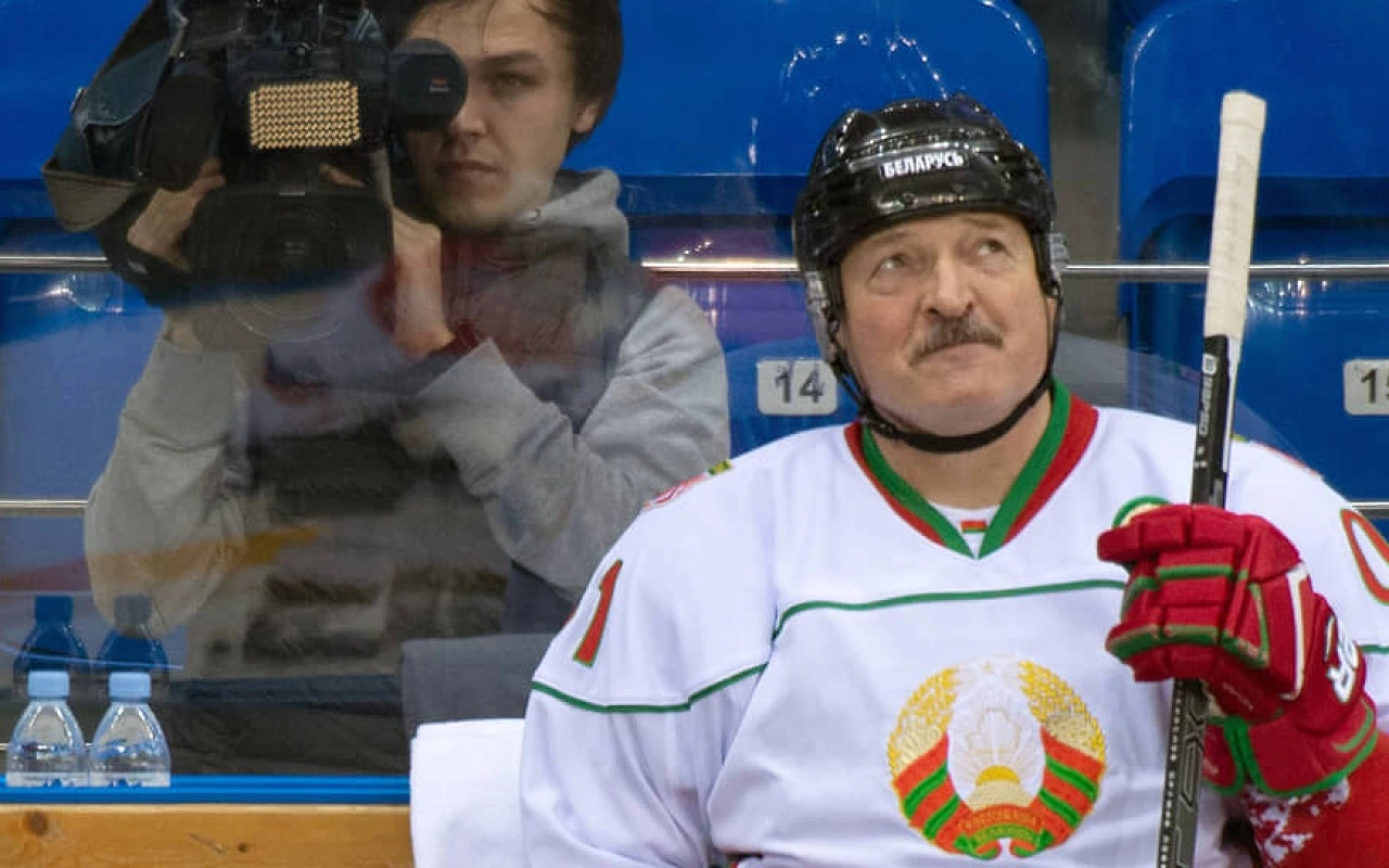 Lukaşenko xokkey matçı zamanı zədə aldı