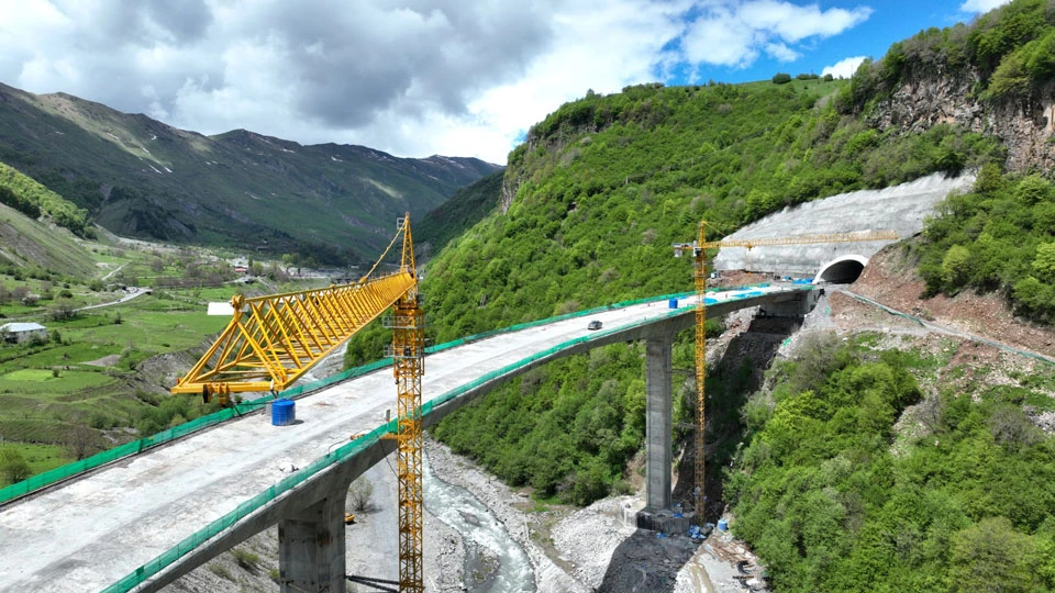 Gürcüstan-Rusiya avtomobil yolunun istifadəyə verilməsi bir il ləngiyəcək