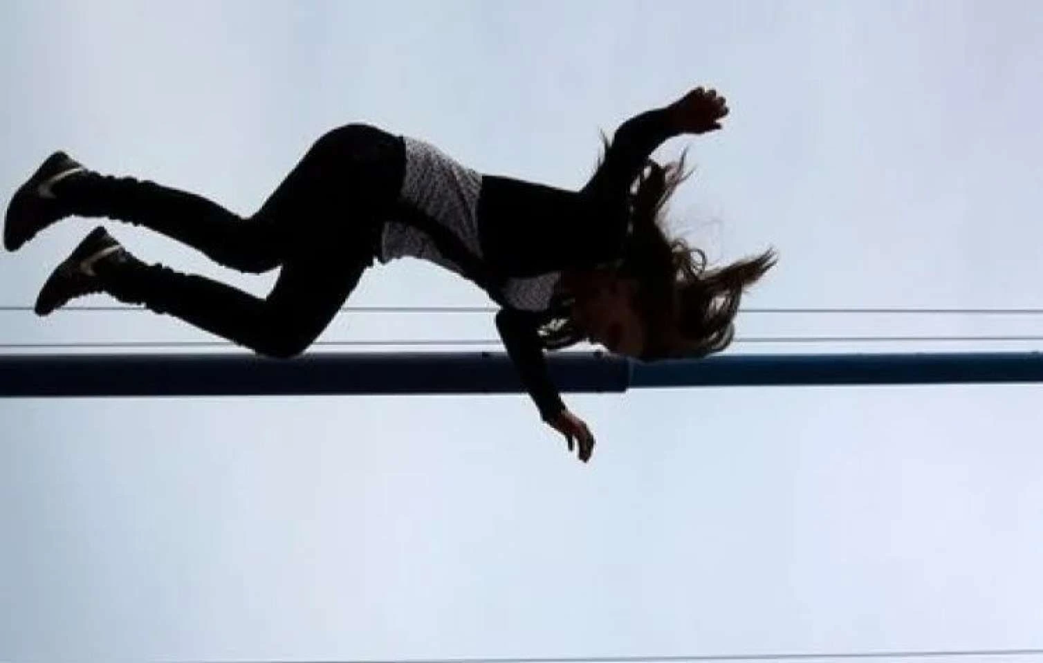 Daha bir yeniyetmə hündürmərtəbəli binadan yıxıldı