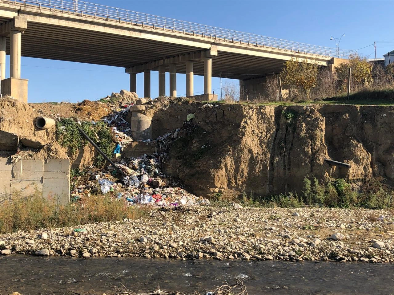 Şabranda sürüşmələr bir neçə tikilini dağıdıb