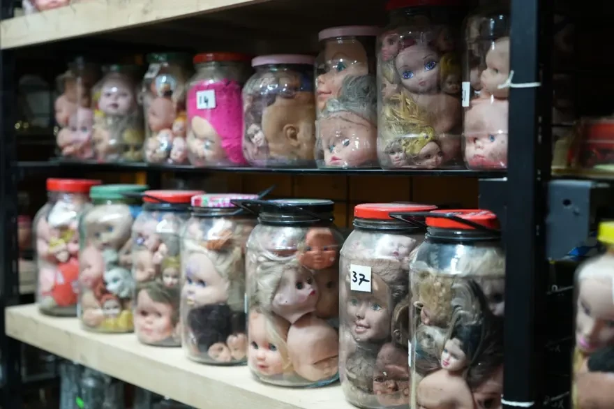 5 min ədəd oyuncaq bəbək başı topladı: Böyüklər qorxur, uşaqlar yox...