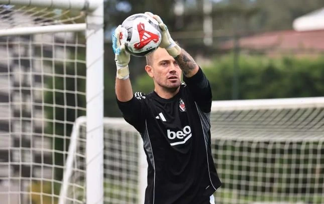 “Beşiktaş” 2 futbolçusunu heyətdən kənarlaşdırdı