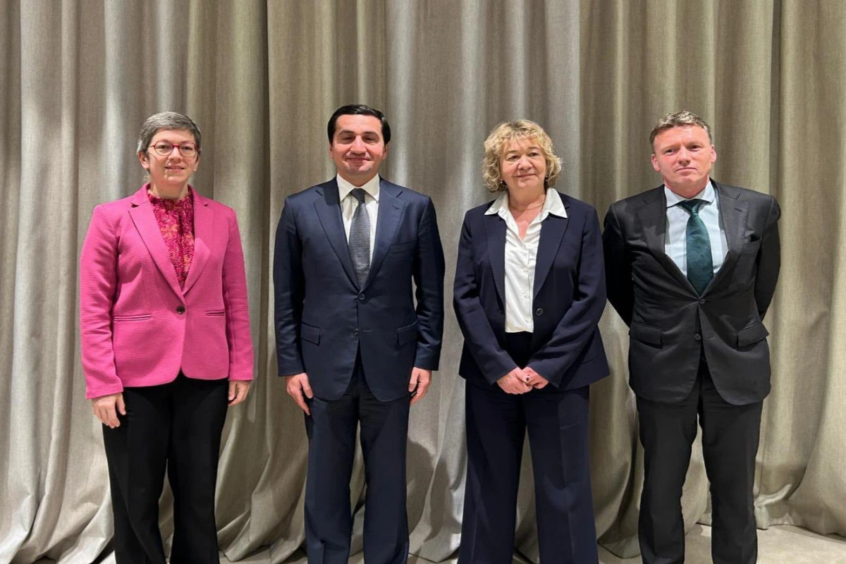 Hikmət Hacıyev Benilüks ölkələri XİN-lərinin siyasi direktorları lə görüşüb