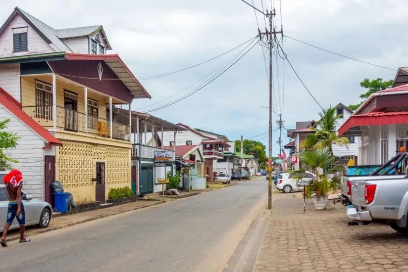 Surinamda arvadı ilə mübahisə edən kişi 9 nəfəri bıçaqla öldürüb