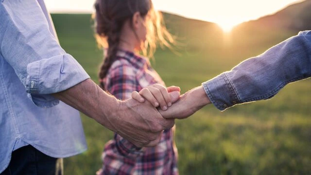 Bu mövzuları uşaqların yanında danışmayın! - Ailə və nikah terapevti izah edir