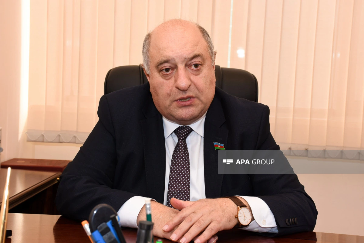 Deputat: Məktəblərin yaxınlığında köşklər qoyulub, dənə-dənə siqaretlər satılır