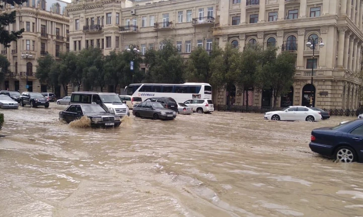 Sistem yarımçıqdır: Yağış suları şəhəri basır, infrastruktur cavab vermir&nbsp;