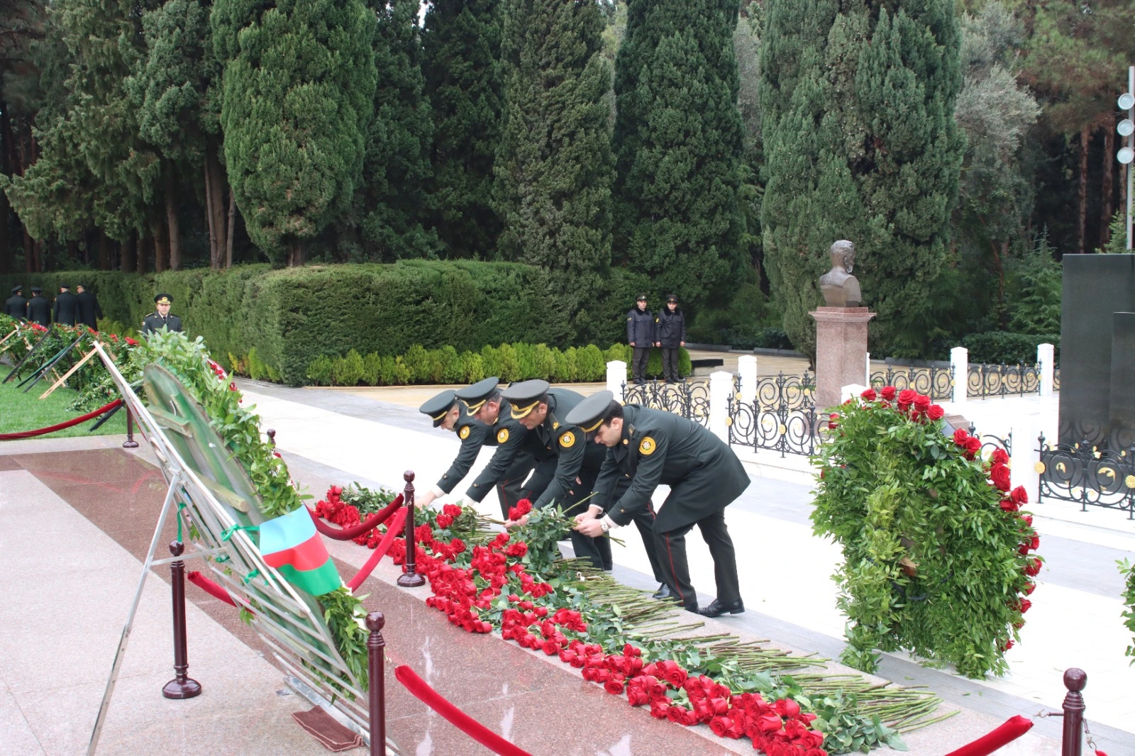 SOMDA-nin şəxsi heyəti Fəxri xiyabanı ziyarət edib