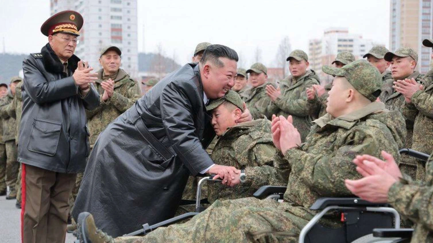 Kim Çen In Rusiyadan qayıdan hərbçilərlə görüşdü