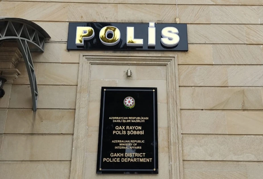 Qaxda “Opel” aşıb, 2 nəfər yaralanıb