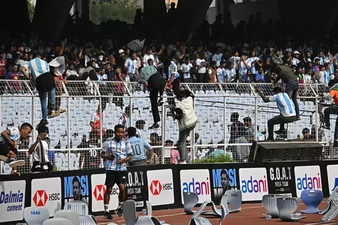 Messiyə sevgi xaosa döndü: Stullar havada uçdu