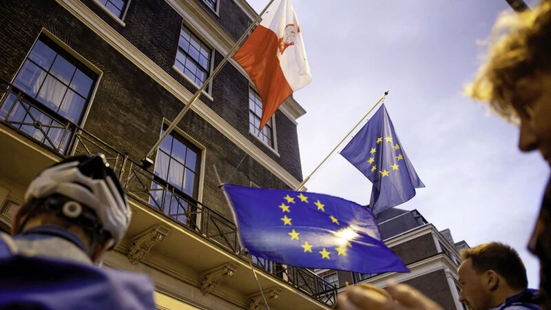 Polşanın Brüsseldəki konsulluğuna boya atılıb