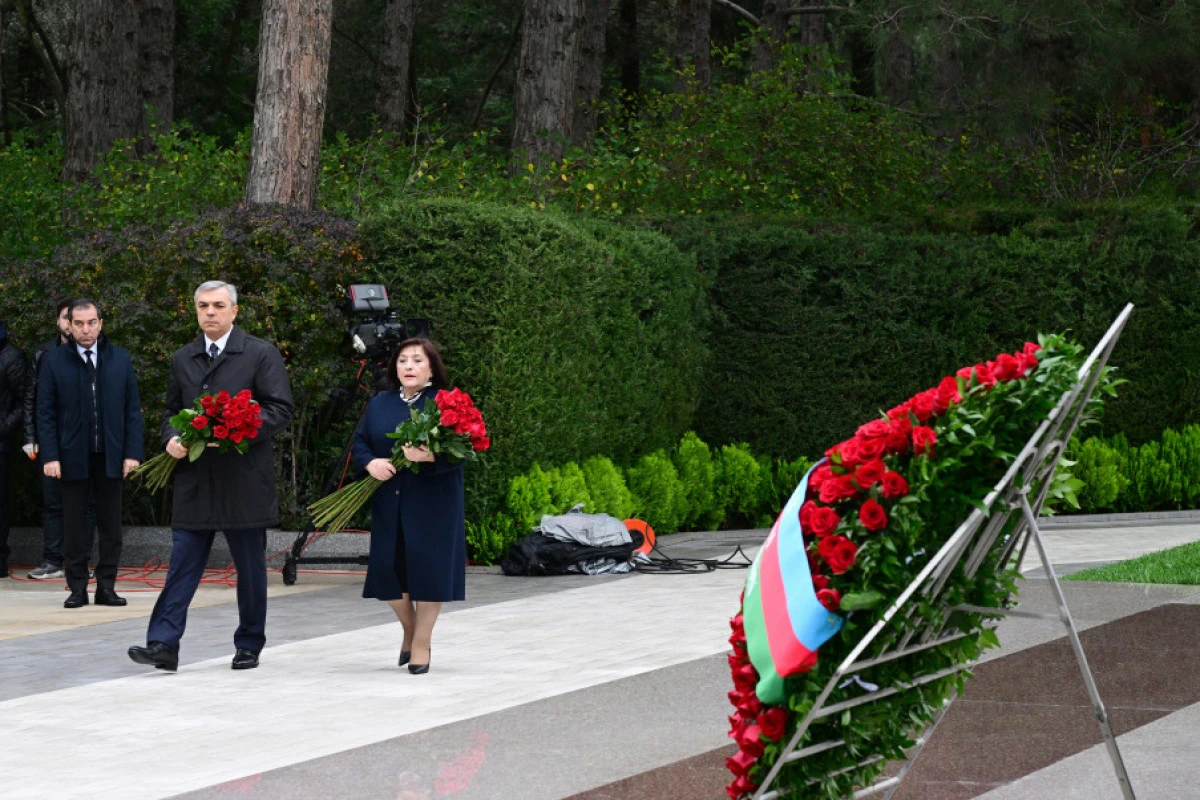 Dövlət və hökumət rəsmiləri Ulu Öndər Heydər Əliyevin xatirəsini yad ediblər