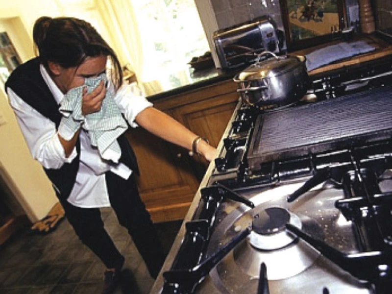 Dəm qazı zəhərlənməsi zamanı ilk nə baş verir? - Terapevt izah edir