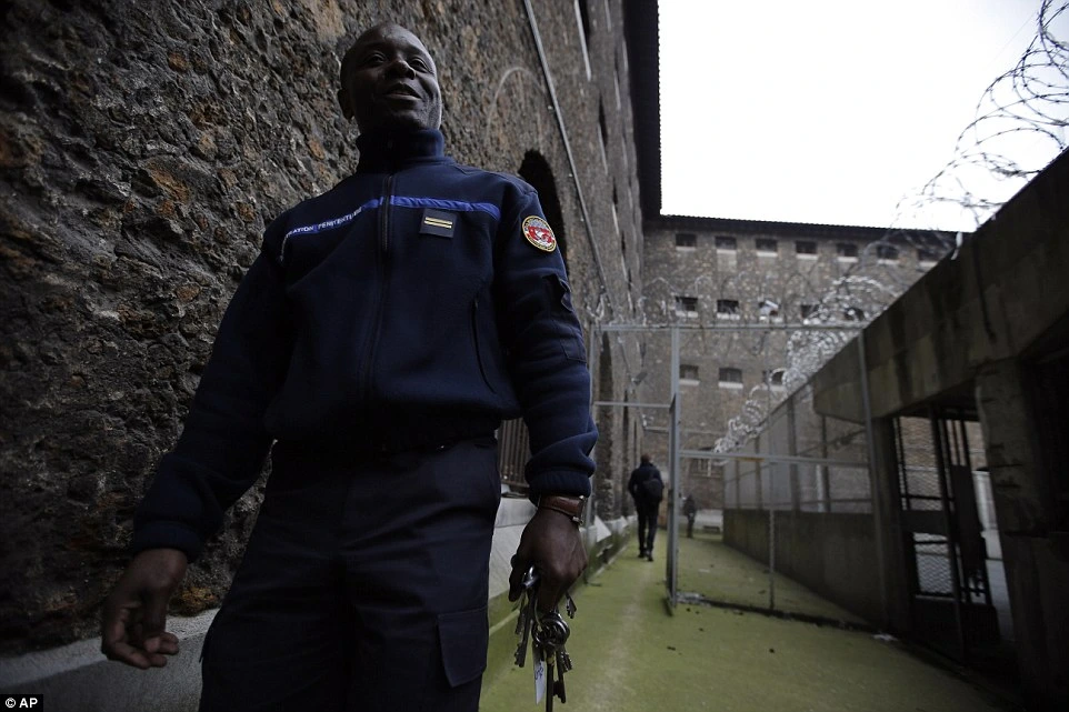 Fransa həbsxanalarında genişmiqyaslı əməliyyatlar həyata keçirilib