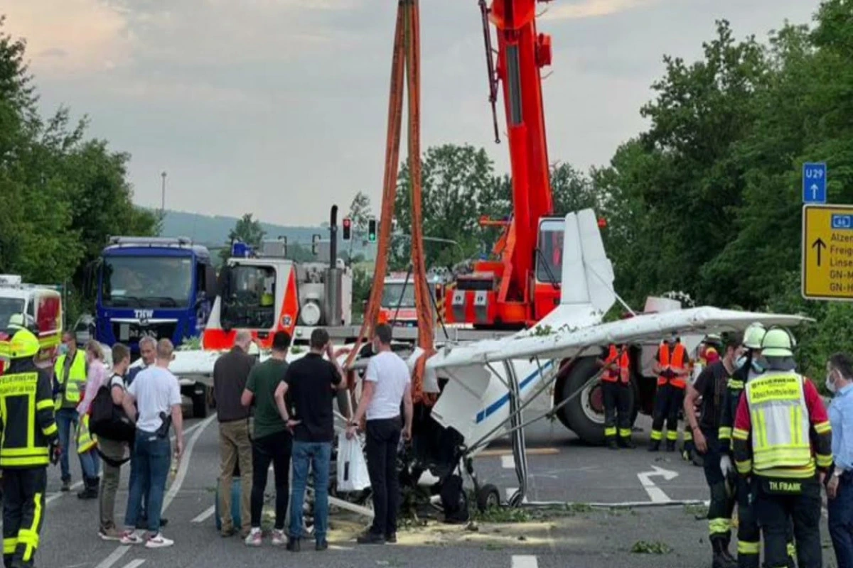 Almaniyada təyyarə insanların olduğu küçəyə eniş edib, xəsarət alanlar var