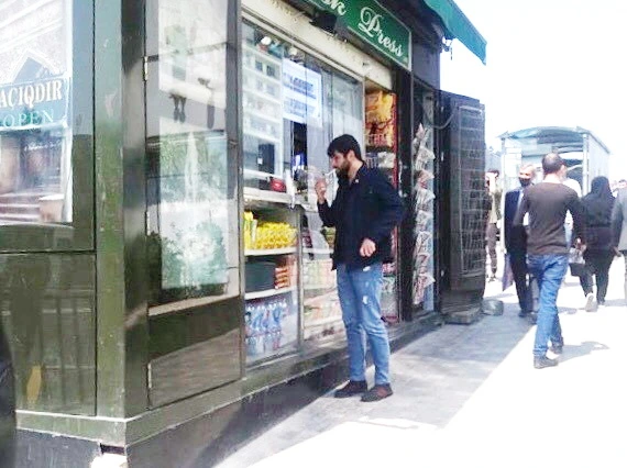 Universitetlərin qapısında zəhər satışı: Gənclərimizin sağlamlığı köşklərdə “tüstülənir”
