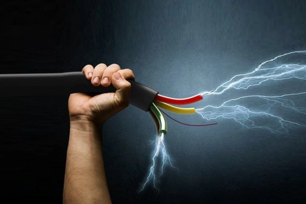 Bakıda əqli qüsurlu kişini elektrik cərəyanı vuraraq yandırıb