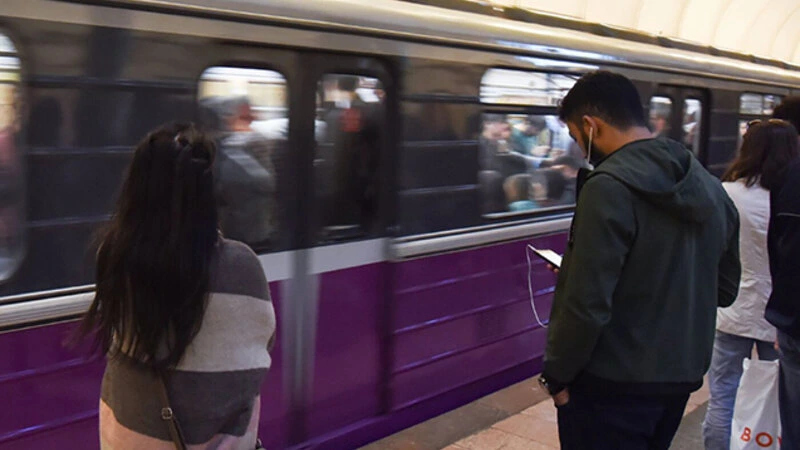 Metroda qadına qarşı əxlaqsız hərəkətlər edən kişi həbs olundu
