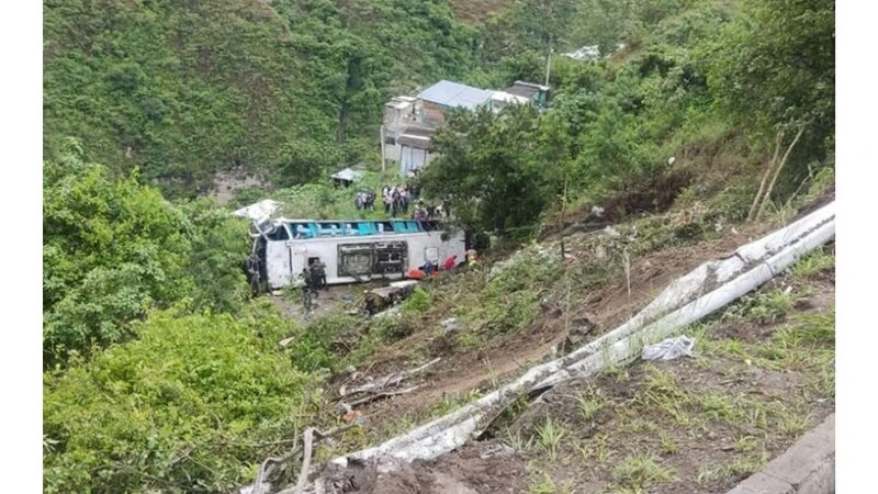 Kolumbiyada məktəb avtobusunun qəzaya düşməsi nəticəsində 16 nəfər ölüb