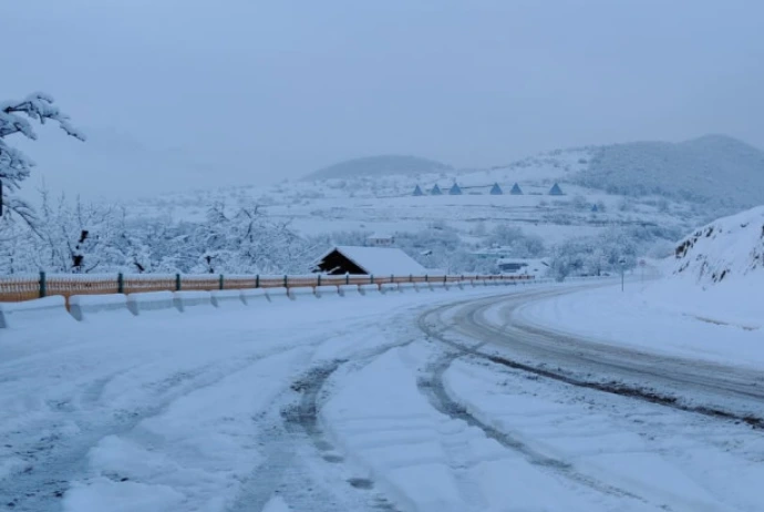 Qərb bölgəsinə güclü qar yağıb