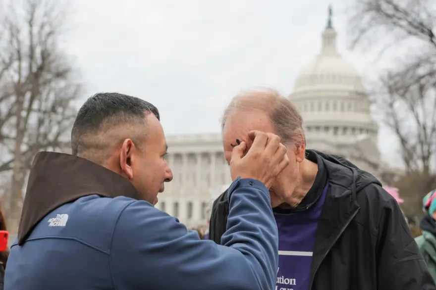 Oruc tutur, tövbə edərək arınırlar: Kül Çərşənbəsi nədir?