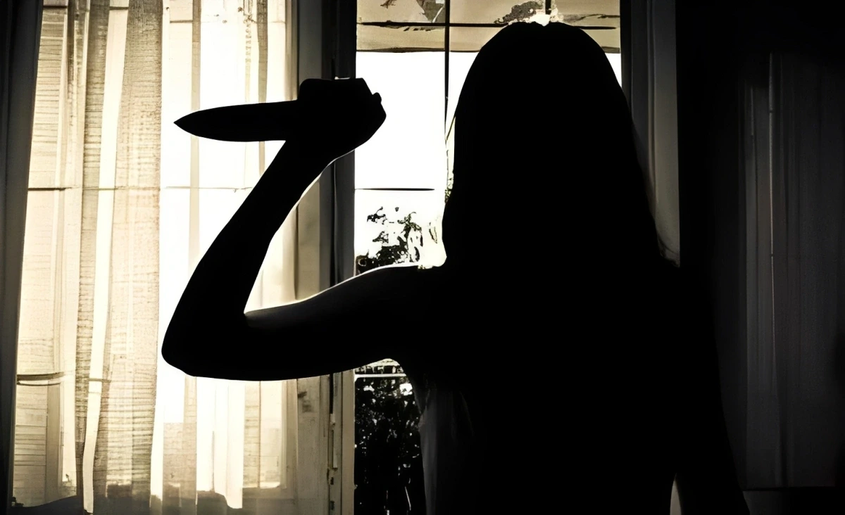 Atasını öldürməkdə ittiham olunan 15 yaşlı qız ev dustaqlığına buraxılıb