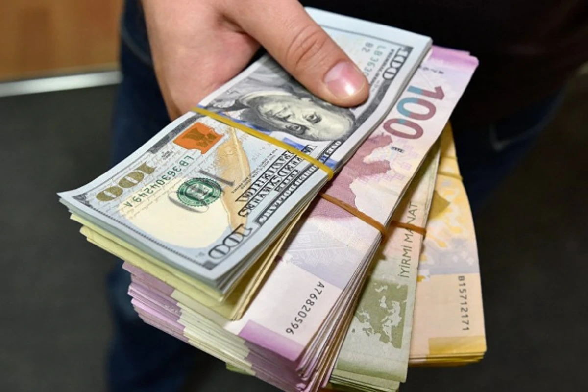 Valyuta bazarında yeni dinamika: Əhalinin dollara marağı niyə zəifləyi? – RƏYLƏR