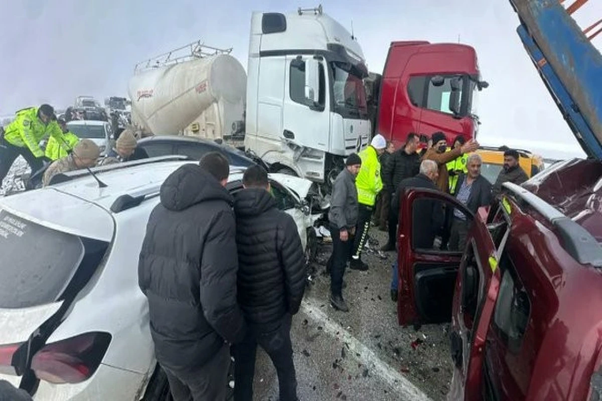 Türkiyədə sərnişin avtobusu TIR-la toqquşub, 20 nəfər yaralanıb