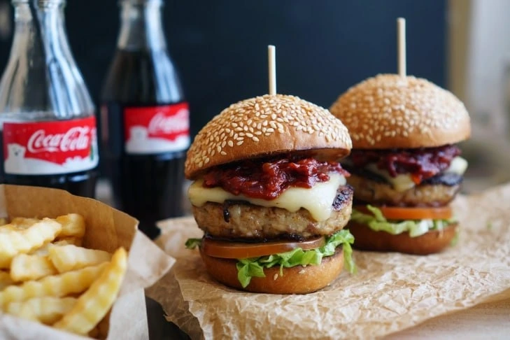 Burger və kolanın dəhşətli zərəri: alimlərdən xəbərdarlıq