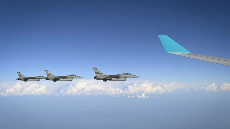 Qazaxıstan Prezidentini Pakistanda qırıcılarla qarşıladılar