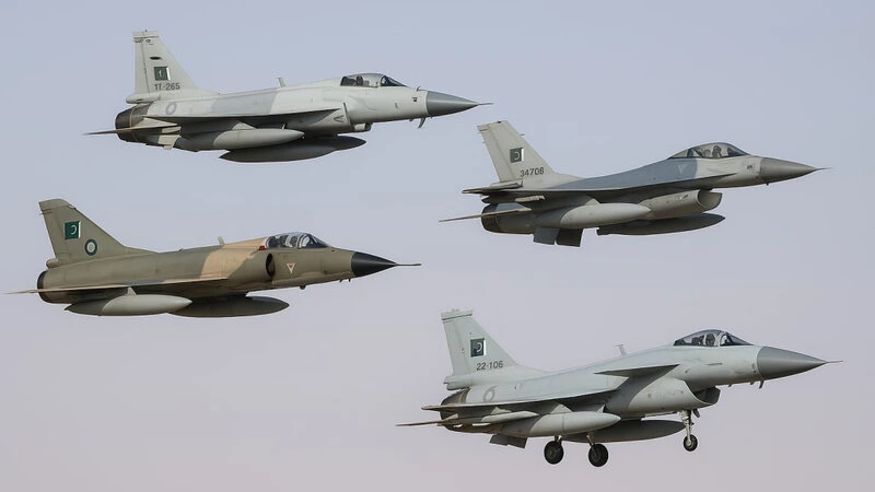 Pakistan qırıcıları Əfqanıstana daxil oldu, Taliban ağ bayraq qaldırdı