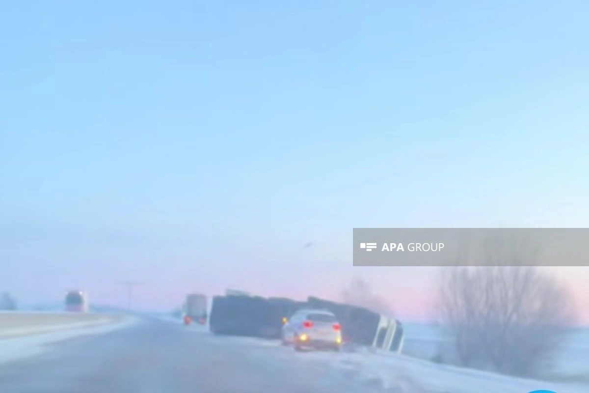 Masallıda buzlu yolda yük maşını aşıb