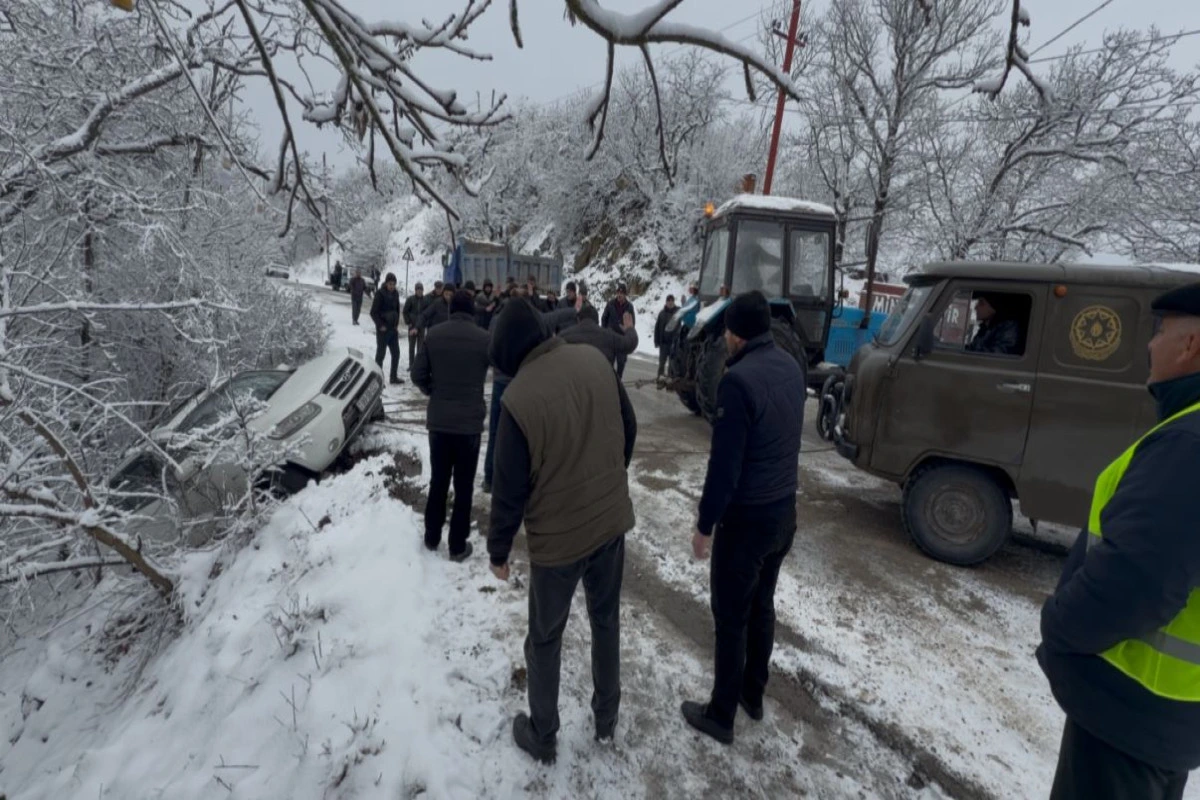 Ağsu aşırımında buz bağlayan yolda iki avtomobil aşıb - FOTO