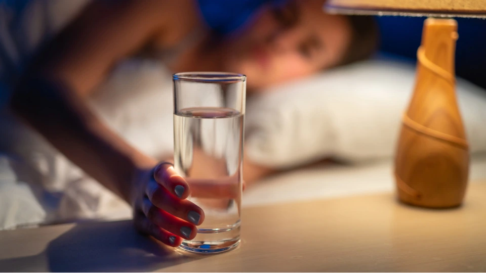 Yatmazdan əvvəl su içmək faydalıdır, yoxsa zərərli? - Mütəxəssislərdən “qızıl tövsiyə”