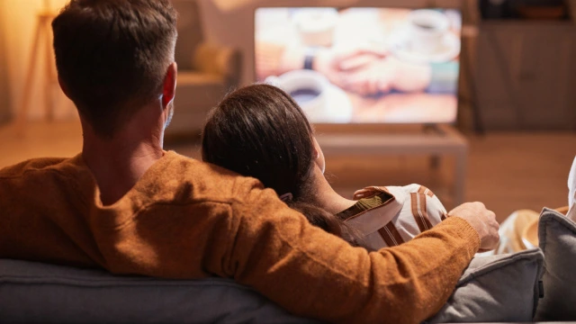 Kişilər romantik filmləri niyə gizlicə sevir?