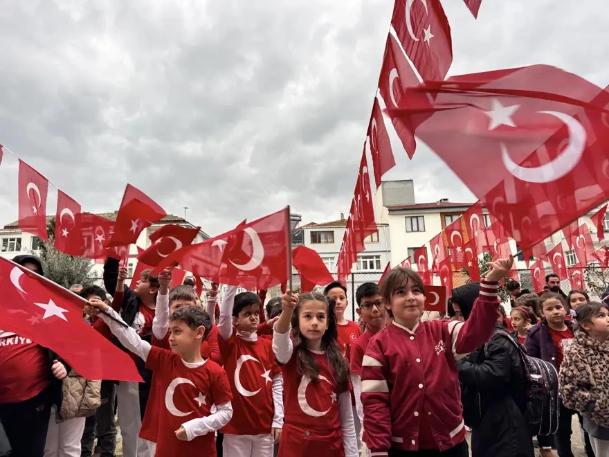 Tətildən sonra ilk dərs zəngi çalındı - İlk mövzu: bayraq sevgisi