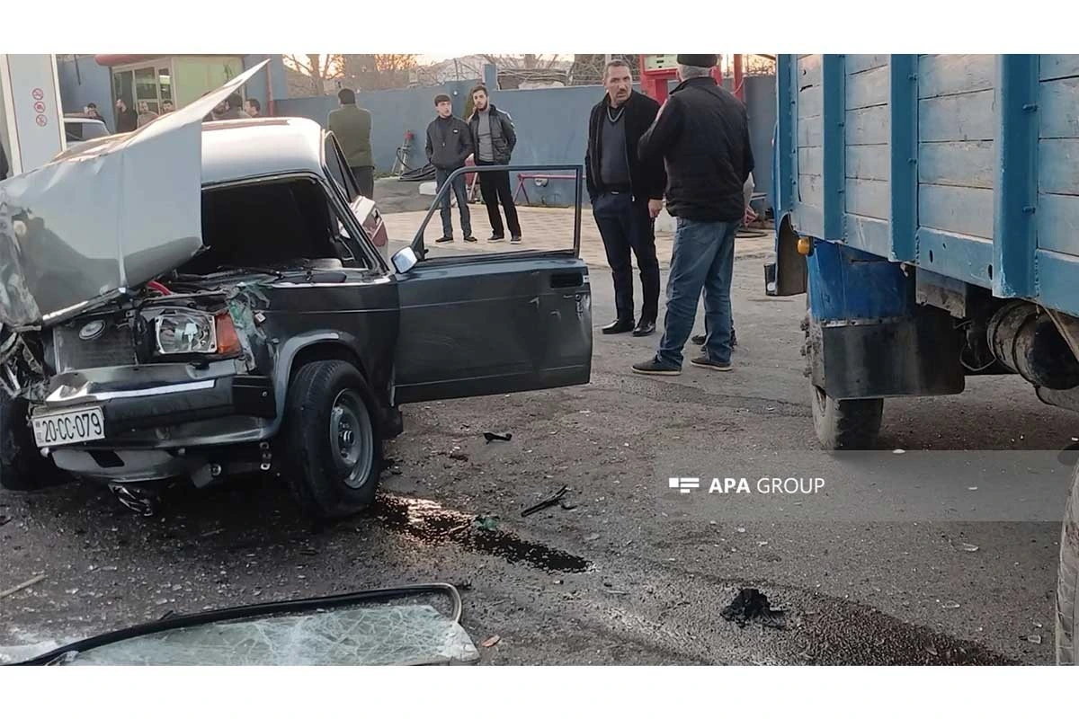 Göygöldə yük və minik maşınları toqquşub, xəsarət alan var