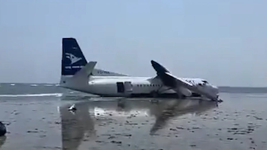 Sərnişin təyyarəsi təcili eniş etdi, qanadı qopdu - FOTO