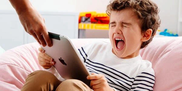Uşaqlar niyə aqressivləşir, səbəb telefondadır! - Pediatr