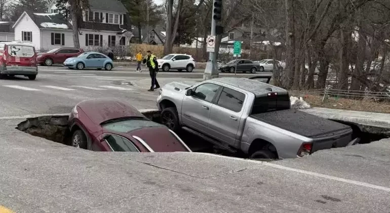Qırmızı işıqda gözləyən avtomobillər çökən yola düşdü - FOTO
