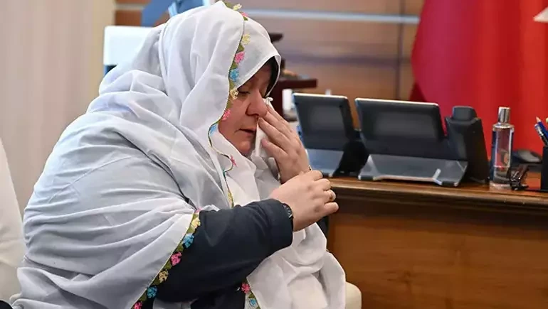 Bələdiyyə başçısı gözyaşlarını saxlaya bilmədi: “Başörtülü olmaq eyib deyil”