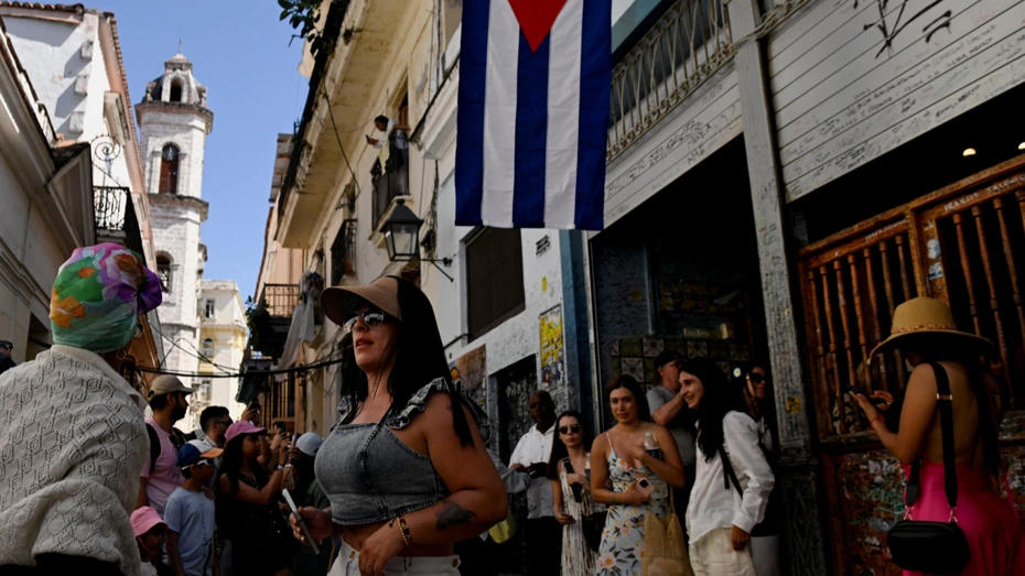 Elektrik kəsildi, uçuşlar ləğv olundu, otellər bağlandı - Turistlər ölkəni tərk edir