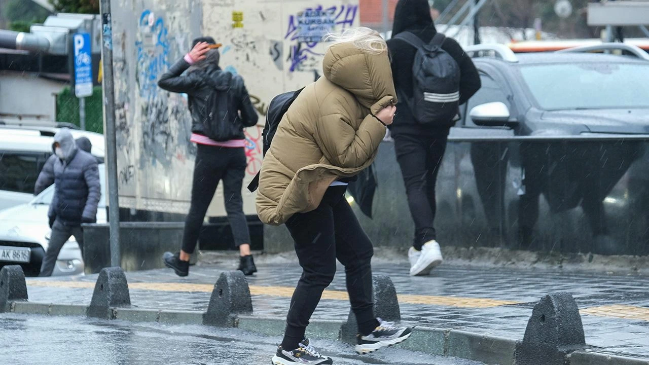 Bakıda fırtına təhlükəsi: Ekoloq vətəndaşlara evdə qalmağı tövsiyə etdi