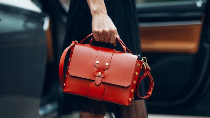 Avtobus dayanacağında çantasını unudan şəxsin qızılları oğurlanıb