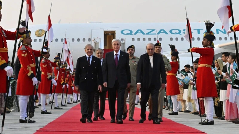 Qazaxıstan Prezidenti Pakistanda qırıcılar və top atəşi ilə qarşılandı - FOTO